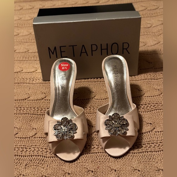 Metaphor Catherine Peach Satin Bow Slide Dress Heels - Picture 2 of 6
